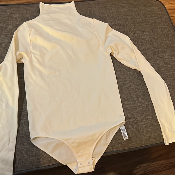 Skims Essential Mock Neck Long Sleeve Bodysuit - Picture 3 of 8